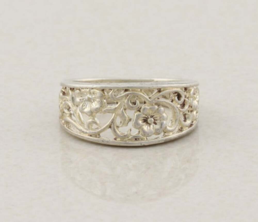 Sterling Silver Flower Band Ring Size 8